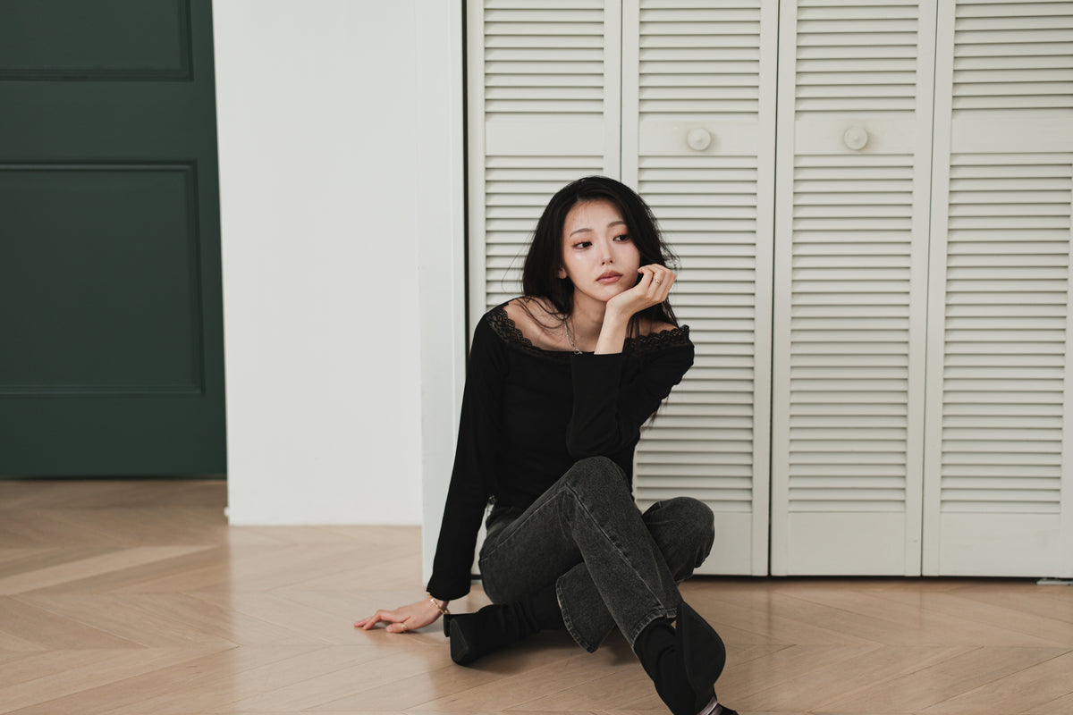 LACE OFF SHOULDER TOP - BLACK